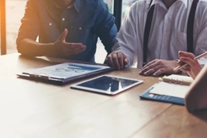 businessmen and their customer are negotiating a trade agreement or business plan